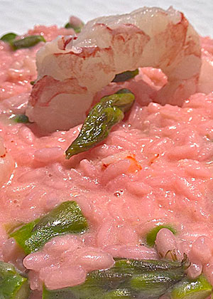Risotto Carnaroli con asparagi e gamberi, mantecato alla burrata in brodo di bisque e fragole